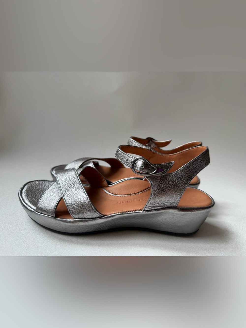 L’AMOUR DES Pieds Metallic Silver Women’s Sandals with Ankle Strap Size 7